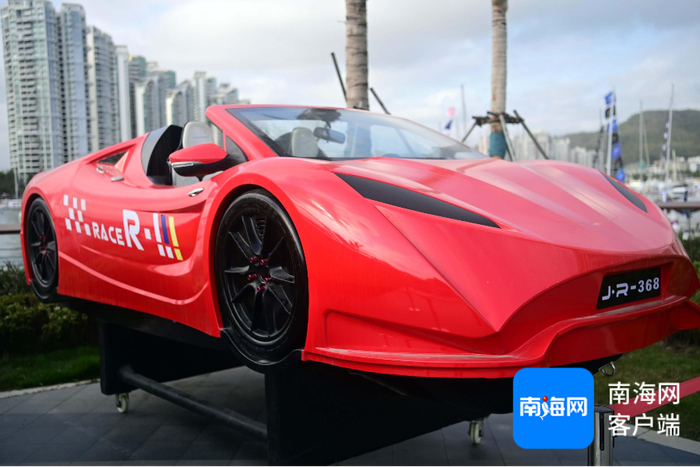 第五届消博会三亚游艇展区展出的“海上超跑”。记者 沙晓峰 摄