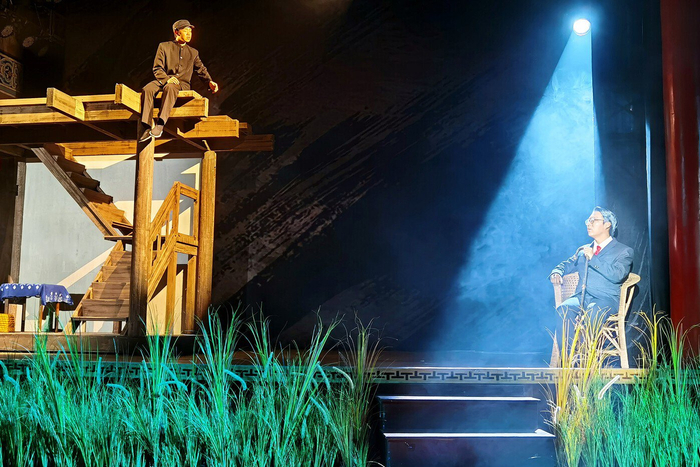 话剧演出现场 老年费孝通和“魁阁”学生的隔空对话