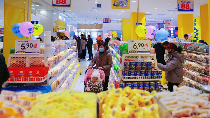 市民在国芳广场购物（金昌市融媒体中心供图）