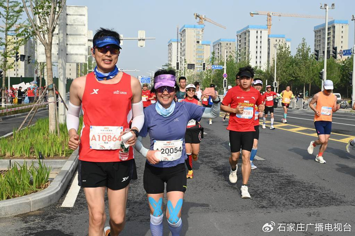 4月20日举行的2025雄安马拉松比赛中，陈亮与曹英一对“雄马夫妻档”一路并肩跑完全程。河北日报客户端记者 刘光昱 摄