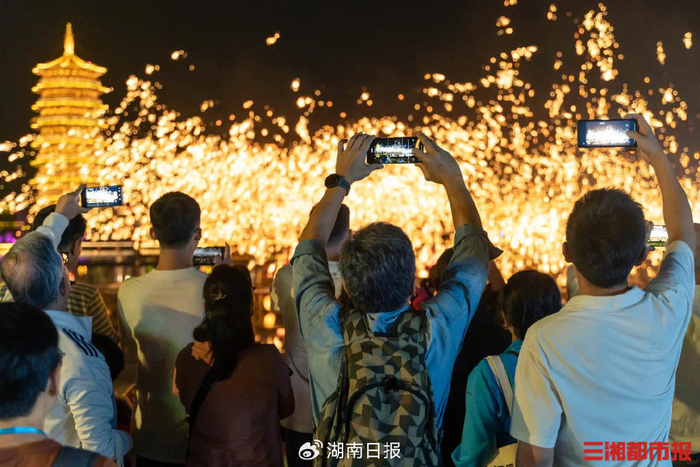 香港游客打卡长沙铜官窑景区。景区供图