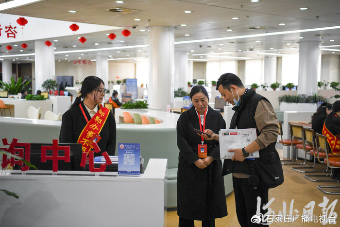 近日，在邯郸市政务服务中心大厅，工作人员为办事群众提供咨询服务。董源摄