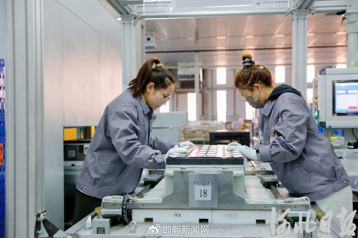 3月20日，唐山国轩电池有限公司工作人员正在生产电池。河北日报记者师源摄