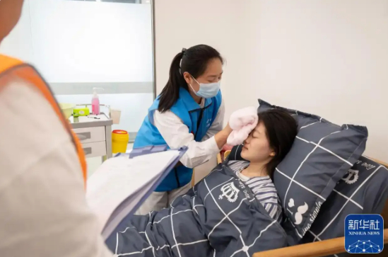 4月19日，在江苏省长期照护师职业技能等级认定南通考点操作技能考场，考生在进行操作技能考试。新华社发（嵇子鉴摄）