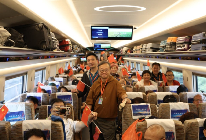 跨境旅游专列G9786次列车