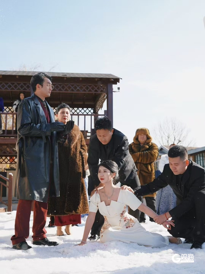 宋菲儿（前排右二）拍摄微短剧