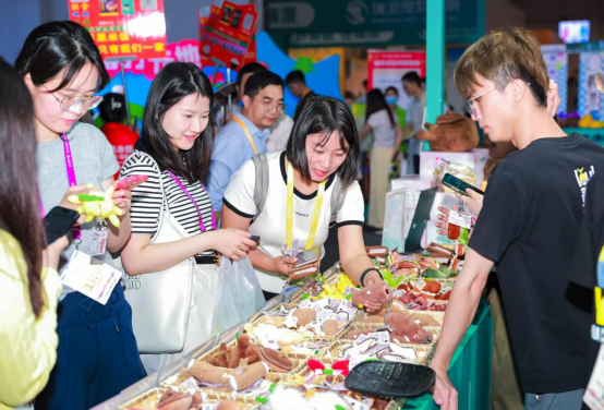 广东农业版Jellycat摊位前众多年轻人扎堆。