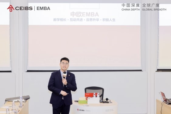 图为招生老师进行课程宣讲