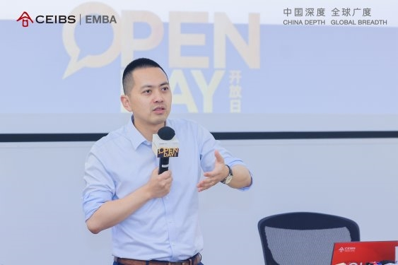 图为田奔同学分享学习体验