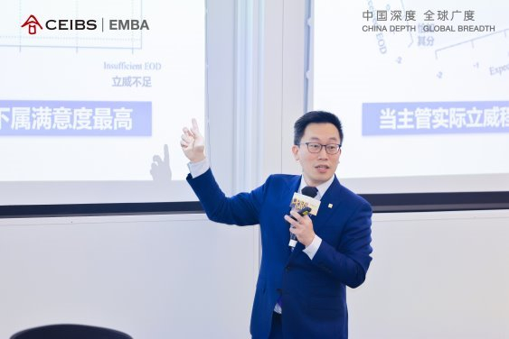 图为王安智教授进行主题演讲
