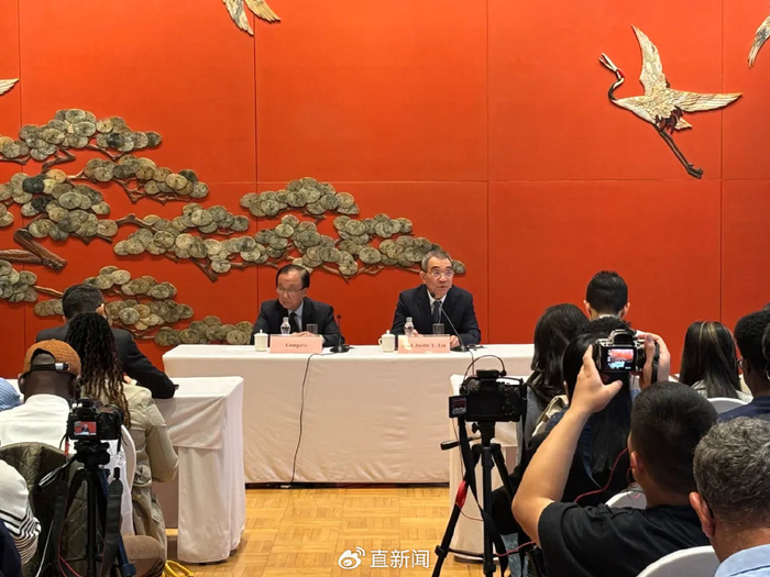 深圳卫视直新闻驻京记者毕跃/摄