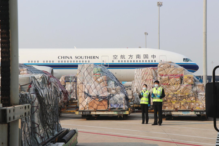 图为广州白云机场海关关员对进出口货物进行机边监管。唐希贤摄