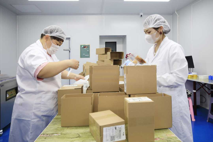 兴安盟印象乳业有限公司工人正在打包电商订单。王永生摄