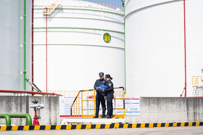 图为海关关员在航油企业开展实地检查。叶俊超摄
