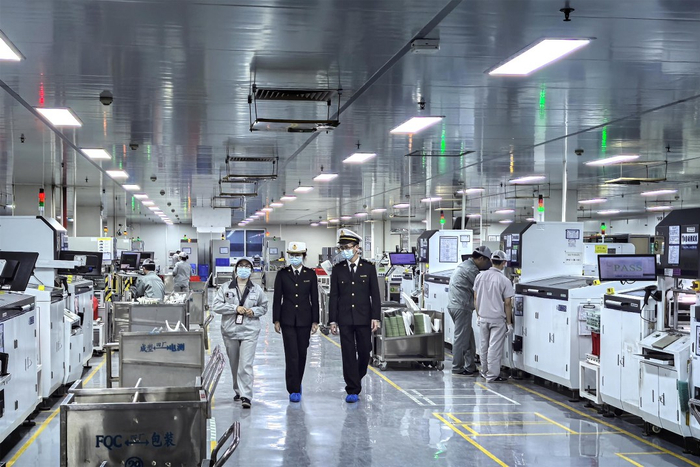 图为江门海关所属鹤山海关关员在印刷电路板企业进行调研。黄峥摄