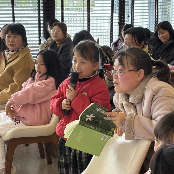 崇明区长兴镇梦麟书房，小读者就《寂静的春天》一书说着感想。（受访者供图）