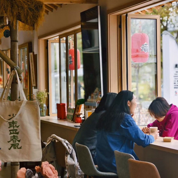 崇明区竖新镇，游客在椿萱·壹琳文化空间聊天休憩。（受访者供图）