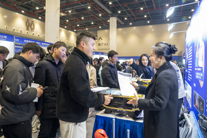 “才聚荆楚·助鄂企航”武汉市2025年春风行动暨“学子聚汉”专场招聘活动现场。（湖北日报全媒记者 魏铼 摄）