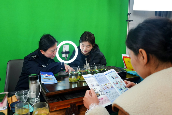 英山警方向辖区茶企直播运营团队介绍相关法律规定。（图片由湖北省公安厅提供）