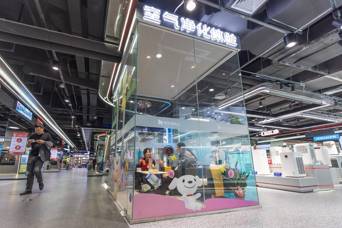 4月12日，顾客在武汉京东MALL空气净化器销售专区体验产品性能。（湖北日报全媒记者 柯皓 摄）