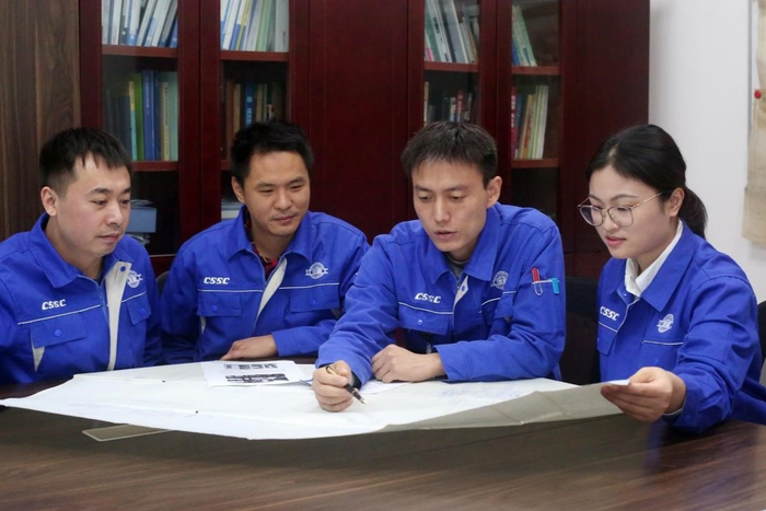 周东与技术团队开展技术研讨（央广网发  受访者供图）