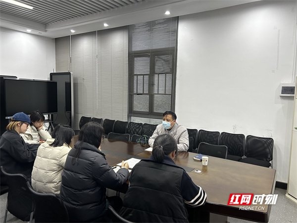 华中版权服务大厅工作人员走访马栏山园区企业。