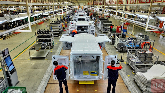 吉利远程新能源商用车集团南充生产基地总装车间。李向雨 摄
