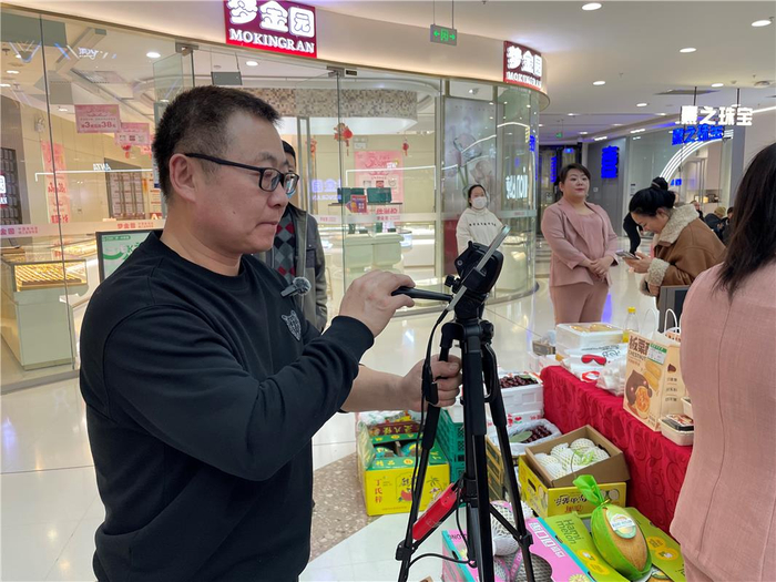 　　商家正在进行线上直播。（资料图）