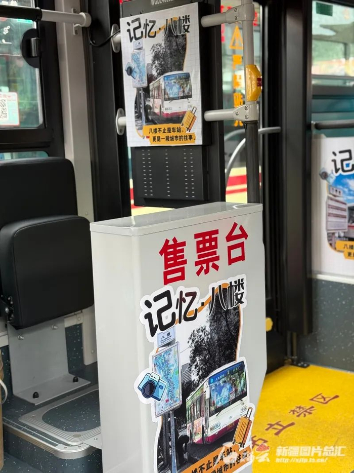 “2路印记·城市畅游专线”车内专门设计了售票处专座。石榴云/新疆日报记者 孙芳婷摄