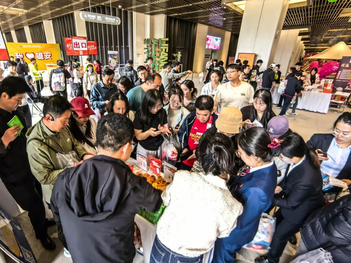 雄马嘉年华活动现场，人们争相扫码下载“雄安”客户端。雄安媒体中心 刘潇 摄