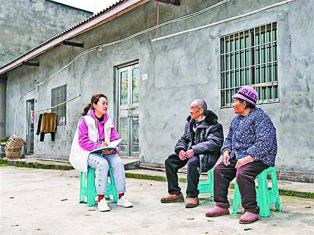     3月12日，合川区钱塘镇陶湾村一组，陶湾村党支部书记杨岛看望村民。