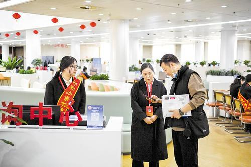     近日，在邯郸市政务服务中心大厅，工作人员为办事群众提供咨询服务。董 源摄