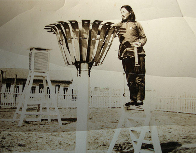 20世纪50年代，全国三八红旗手唐莉开展观测 延安市气象局供图