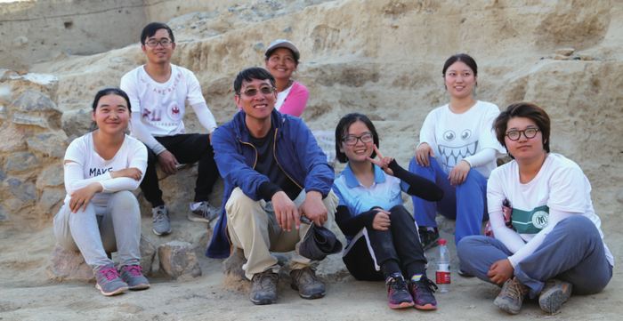 2018年，韩建业和学生们在新疆尼勒克吉仁台沟口遗址考古发掘工地