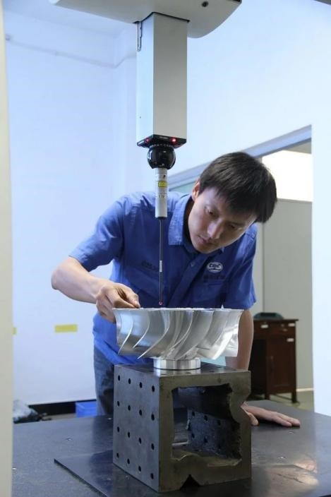 周东正在查看关重件检测情况（央广网发  受访者供图）