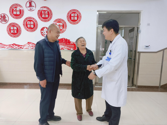 患者向柏庆堂（右一）表达谢意