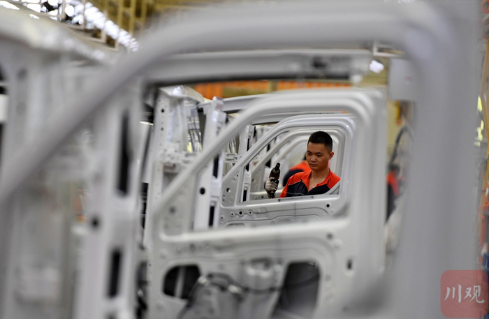吉利远程新能源商用车集团南充生产基地总装车间。李向雨 摄