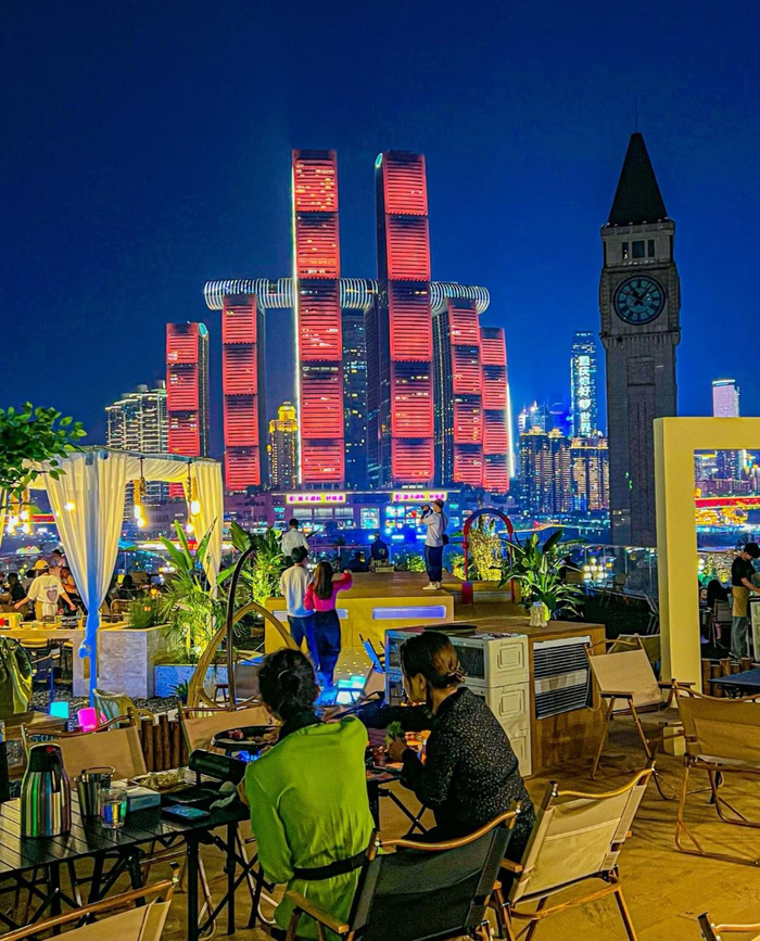 市民游客在南滨路附近一边欣赏夜景一边吃烤肉（央广网发  杨济铭  摄）