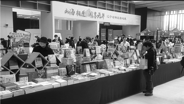         读书市集上的精美图书吸引了市民的目光。本报记者 王迪 摄