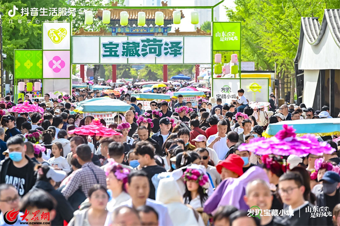 曹州牡丹园游客如织