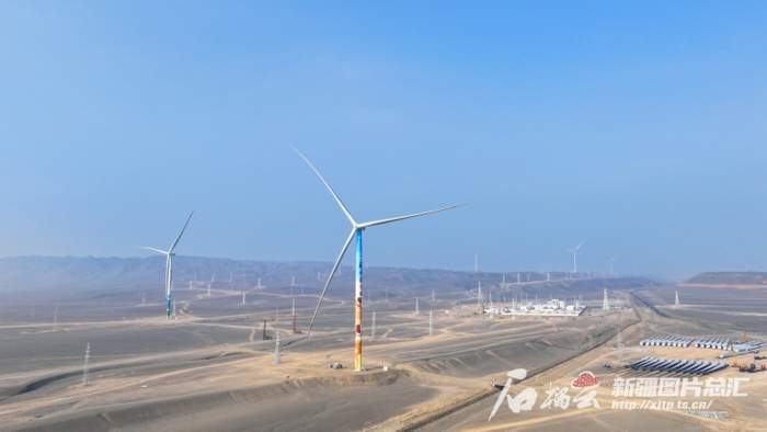 　　2024年12月24日，华能吐鲁番市100万千瓦风电项目首批风电机组并网。杨晓臣摄