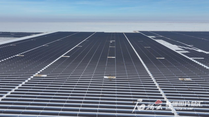 　　1月1日，木垒哈萨克自治县雀仁光伏园区航拍场景。王昆仑摄