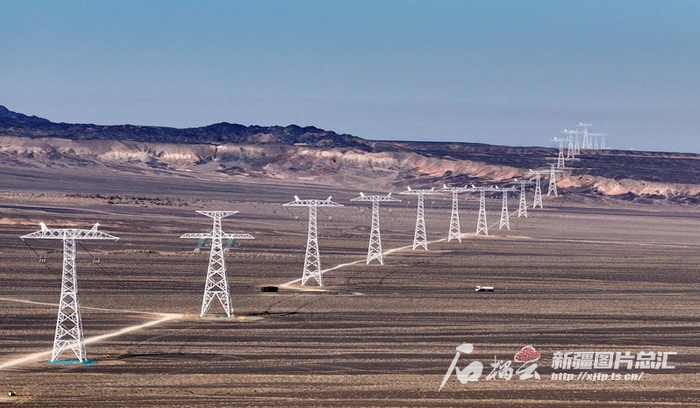 　　2024年11月5日，哈密—重庆±800千伏特高压直流输电线路工程（新疆段）全线贯通。马元摄