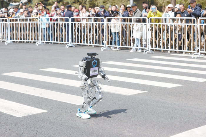 参赛的海派兄弟队机器人选手