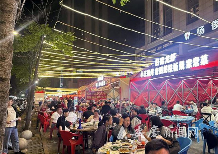 　　4月19日晚，安庆七街的餐饮大排档生意红火，小龙虾、烧烤等美食深受顾客青睐。 全媒体记者 付玉 摄