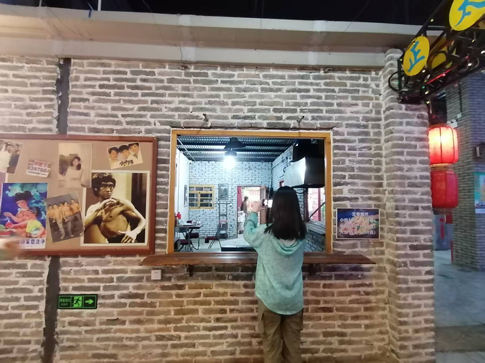 市民打卡“旧时光”。李建/摄