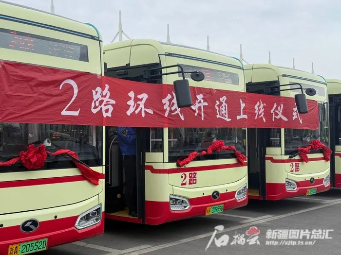 “2路印记·城市畅游专线”车身采用红白相间经典配色，还原了老2路公交车的外观。石榴云/新疆日报记者 孙芳婷摄