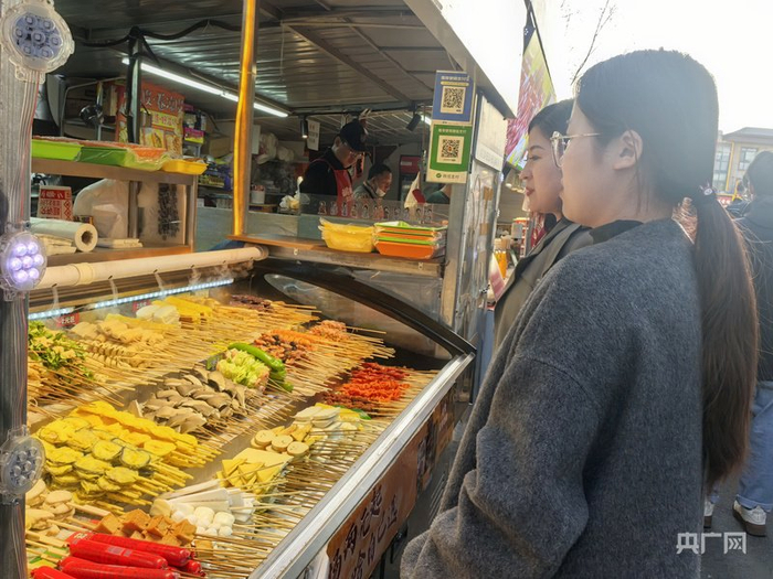 夜市里弥漫着浓浓的烟火气（央广网记者  邵玉琴  摄）  