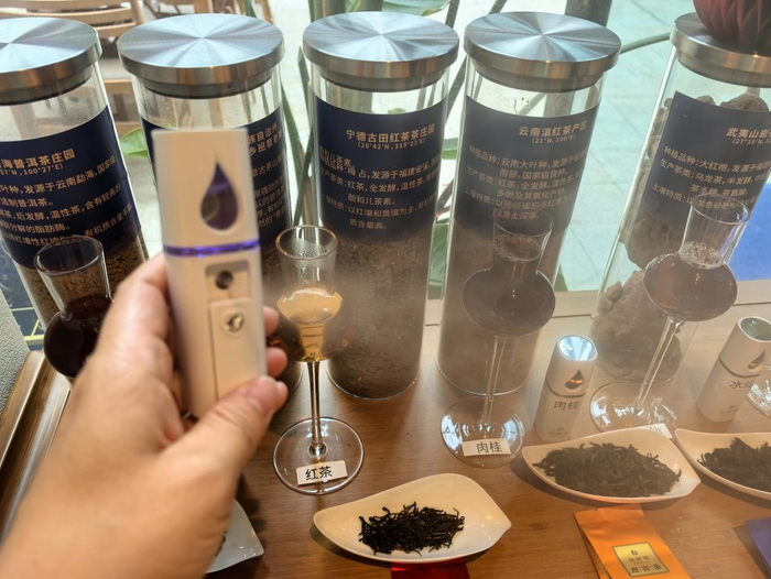 记者体验茶多酚喷雾器。