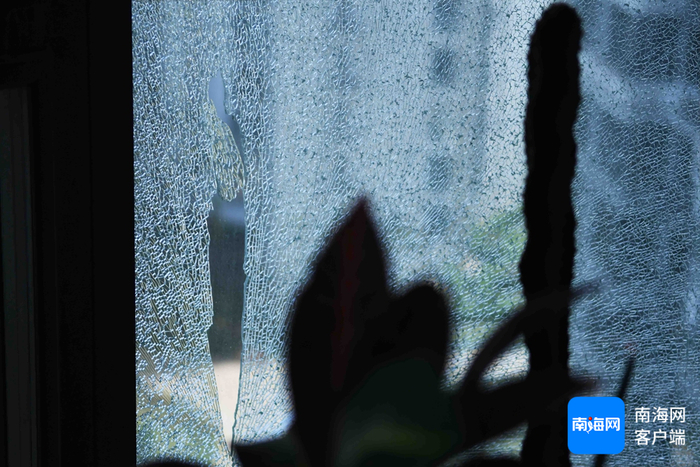 陈女士客厅内弧形玻璃内层自爆。记者 蒙健 摄